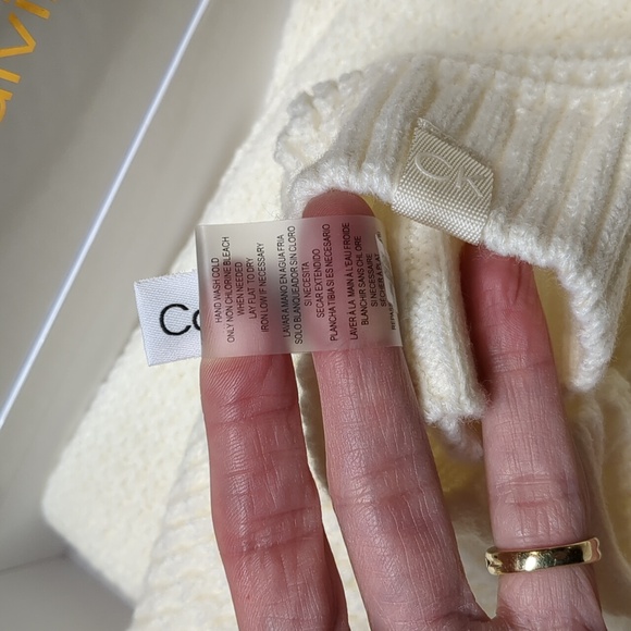NIB Calvin Klein beanie, glove, scarf set in Ivory. - Picture 4 of 5